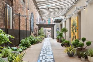 un couloir avec des plantes en pot dans un bâtiment dans l'établissement UNTITLED 3 Freeman Alley, à New York