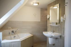 Koupelna v ubytování Bernstein-Hotel Bootshaus + 37 fotografií