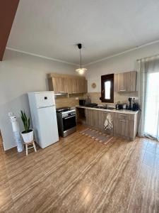 kuchnia z białą lodówką i blatem w obiekcie My Bright House w Áfitos
