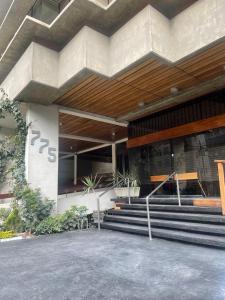 un edificio con scale di fronte a un edificio di (24)Dpto de estreno en el corazón de Miraflores a Lima