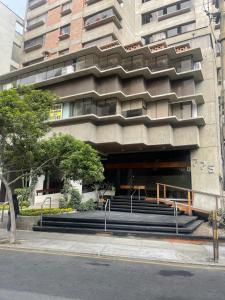un edificio con scale e panchine di fronte ad esso di (24)Dpto de estreno en el corazón de Miraflores a Lima