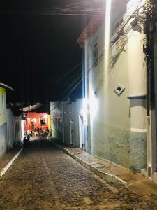 an empty street at night with a building at Chapadão Hostel in Lençóis