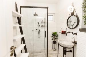a bathroom with a shower and a sink at METROPOLE APARTMENTS ATENEUM RESIDENCE in Bucharest
