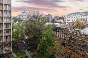 布加勒斯特的住宿－METROPOLE APARTMENTS ATENEUM RESIDENCE，享有拥有建筑和树木的城市美景