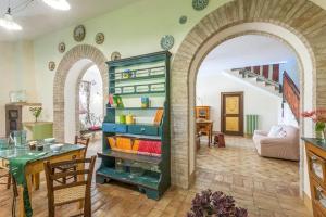 una sala de estar con un arco y una mesa en CasAnnona, en Fermo