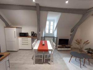 eine Küche mit einem Tisch und Stühlen im Zimmer in der Unterkunft Redon joli studio in Redon