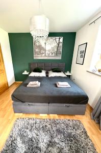 1 cama grande en un dormitorio con una pared verde en Bergliebe, en Germaringen