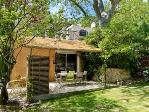 a house with a porch with chairs and a table at L'annexe du domaine de brisset in Montélimar