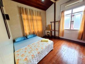 ein Schlafzimmer mit einem Bett und einem großen Fenster in der Unterkunft Homestay Kuala Terengganu One Stop 2 in Kuala Terengganu