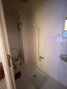 een badkamer met een toilet en een wastafel bij Hôtel ALMUNECAR in Al Hoceïma