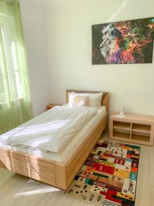 sypialnia z łóżkiem i obrazem na ścianie w obiekcie Hotel Post w mieście Mühlacker