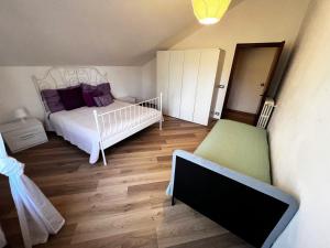 una camera con un letto e due sedie di Agriturismo Villa Paradiso - appartamenti con piscina a Fauglia