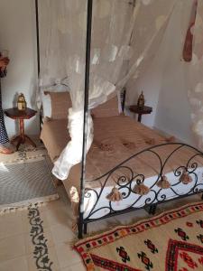 1 dormitorio con 1 cama con dosel en Riad Zidania, en Taroudant
