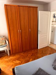 sypialnia z drewnianymi szafkami i drewnianą podłogą w obiekcie Apartman Bari Petrcane w Petrčane
