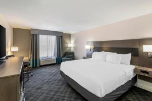 Postel nebo postele na pokoji v ubytování Comfort Inn & Suites