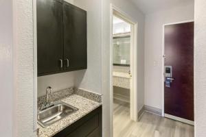 Kuchyň nebo kuchyňský kout v ubytování Comfort Inn & Suites