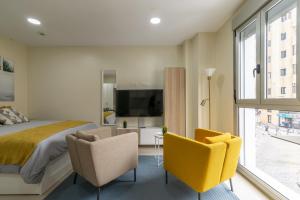 Televízia a/alebo spoločenská miestnosť v ubytovaní Nuevos Lightbooking Livian Suites Las Palmas