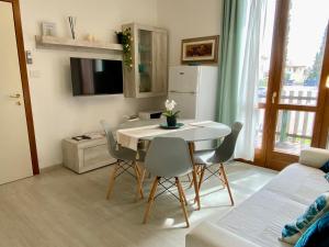 ein Wohnzimmer mit einem Tisch und Stühlen im Zimmer in der Unterkunft Residenza Cappuccini in Peschiera del Garda