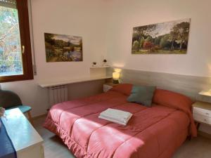 a bedroom with a red bed in a room at Residenza Cappuccini in Peschiera del Garda +63 photos