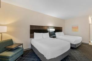 Postel nebo postele na pokoji v ubytování Comfort Inn & Suites
