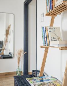 uma estante de livros com livros numa sala em Barrique - Somló Country Home em Somlóvásárhely