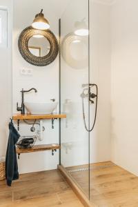 uma casa de banho com um lavatório e um espelho em Barrique - Somló Country Home em Somlóvásárhely