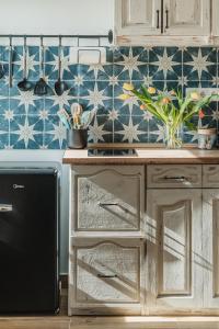 uma cozinha com azulejos azuis e brancos na parede em Barrique - Somló Country Home em Somlóvásárhely