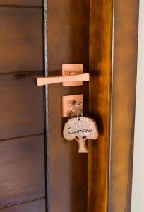 uma chave numa porta com um chaveiro em Lukinhas Pousada em Nobres