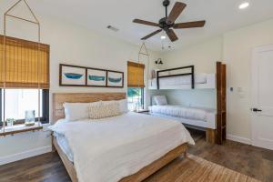 1 dormitorio con 1 cama y ventilador de techo en Sunset Rock at Lake Martin, en Alexander City