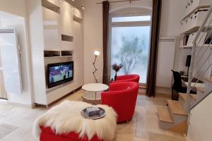 TV a/nebo společenská místnost v ubytování Suite Standing dans bel Hôtel Particulier