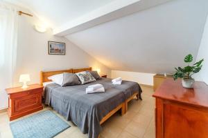 una camera con un grande letto e un tavolo in legno di Luka 2 SEA&Beach front apartment a Mirce
