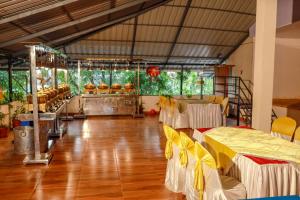 une grande chambre avec des tables et des chaises. dans l'établissement Belljem Homes -your own private resort -1 BR, à Thrissur