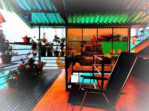 uma varanda com uma mesa e cadeiras num deque em Esses House A Luxury Homestay and service apartment em Gangtok