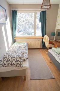 1 dormitorio con cama y ventana en A cozy house close to nature en Espoo