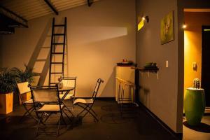 a room with chairs and a table and a ladder at hermoso apartamento en Guaduas in Guaduas