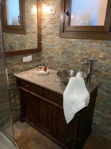 een badkamer met een wastafel en een douche bij Villa Cantos del Grillo in Ingenio