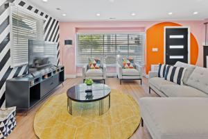 大西洋城Stylishly Renovated 5-Bedroom Home in AC - Perfect for Groups and Families的客厅配有沙发和桌子