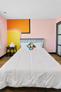 大西洋城Stylishly Renovated 5-Bedroom Home in AC - Perfect for Groups and Families的一张带枕头的大白色床