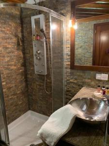 a bathroom with a shower and a sink at Villa Cantos del Grillo in Ingenio