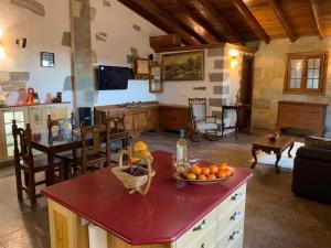 a kitchen and living room with a table with fruit on it at Villa Cantos del Grillo in Ingenio