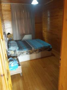 En eller flere senge i et værelse på manzara , yeşillik ve kuş sesi