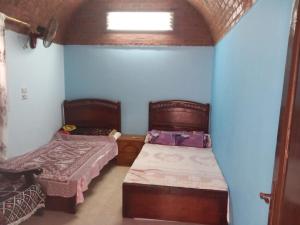 een slaapkamer met 2 bedden en een raam bij Merit Roof Apartment in Hurghada