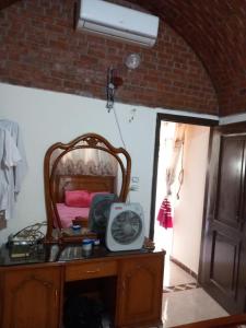 una camera con una scrivania e una radio di Merit Roof Apartment a Hurghada