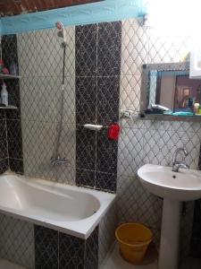 uma casa de banho com um lavatório, uma banheira e um espelho. em Merit Roof Apartment em Hurghada