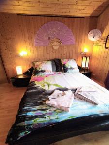 een bed met handdoeken in een kamer bij Chez l'Eveline in Les Bois