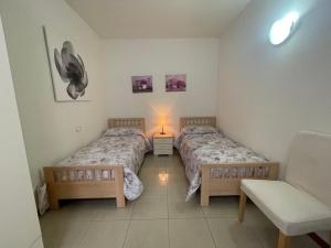 Ένα ή περισσότερα κρεβάτια σε δωμάτιο στο Centrico appartamento a 100 metri dal mare.