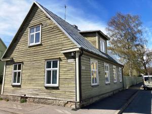 une maison en bois avec un toit en gambrel dans l'établissement A5 Studio, à Pärnu