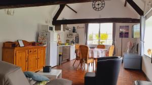 a kitchen and dining room with a table and chairs at La Beuvrequentoise 2 in Beuvrequen