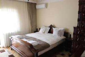 a bedroom with a bed with white sheets and pillows at Casa Dobra in Dobra