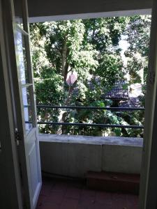 una puerta abierta a un balcón con sombrilla en HOTEL Boutique Casablanca Adrogué en Adrogué